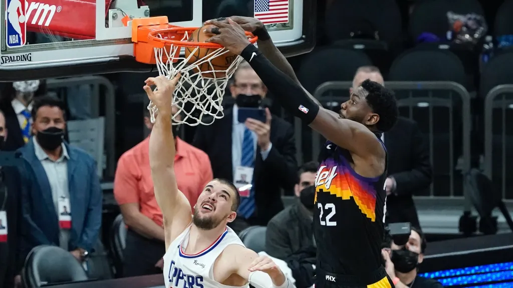 Deandre Ayton smečuje do koše Clippers