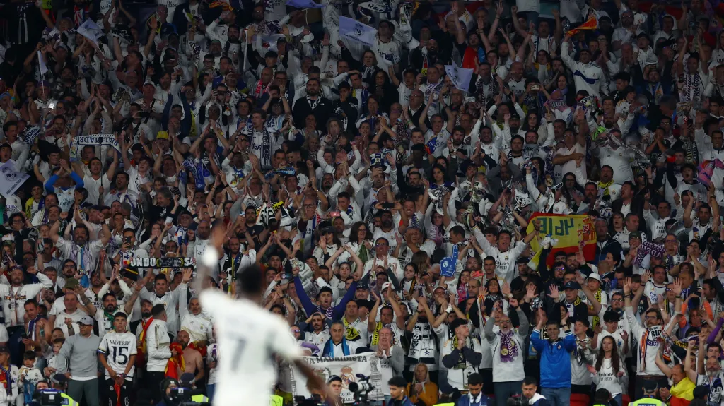 Vinícius Júnior se zdraví s fanoušky