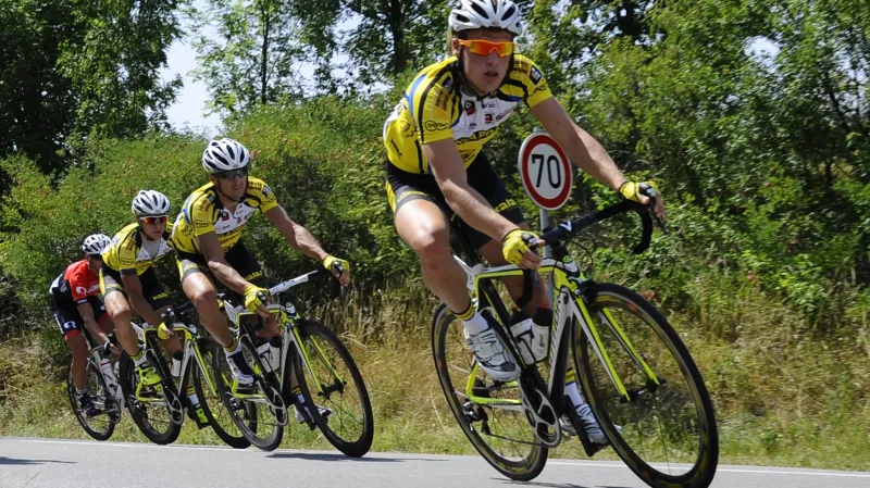 Alois Kaňkovský vede peloton v silničním závodě MČR