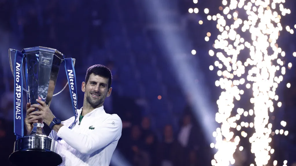 Novak Djokovič s trofejí pro vítěze Turnaje mistrů