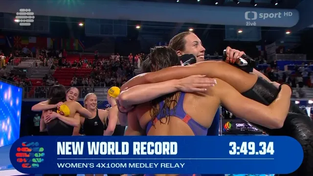 Ženskou štafetu na 4x100 m v polohovém závodě ovládly Američanky ve světovém rekordu