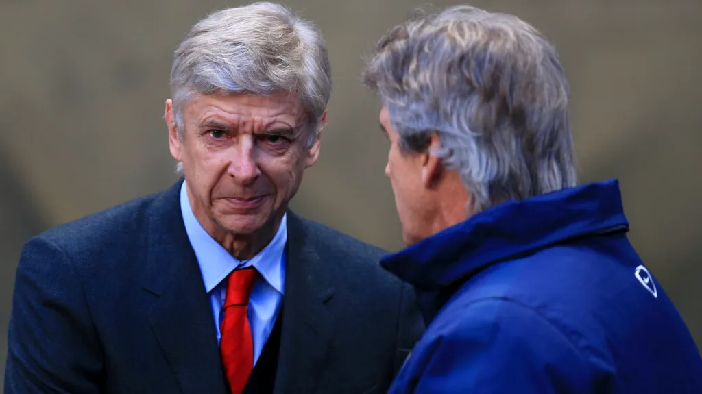 Trenér Arsenalu Arséne Wenger si potřásá rukou s Manuelem Pellegrinim z Manchesteru City 