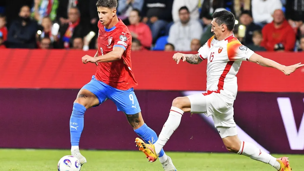 Adam Hložek v utkání s Černou Horou