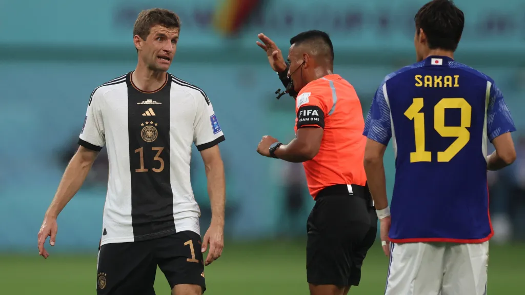 Thomas Müller v debatě s Hiroki Sakaiem