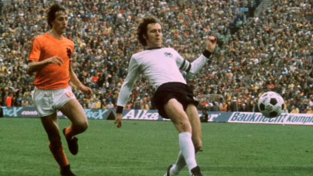 Franz Beckenbauer a Johan Cruyff (vlevo) na MS v roce 1974