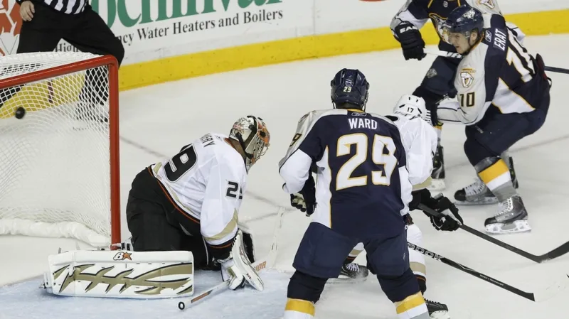 Martin Erat střílí branku