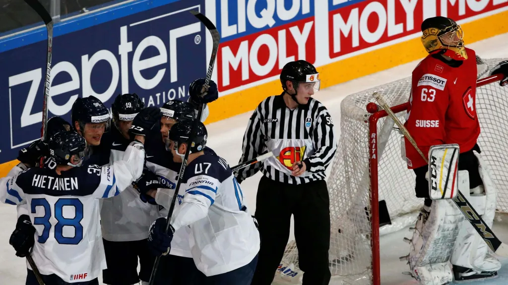 Hokejisté Finska se radují z gólu v síti Švýcarska