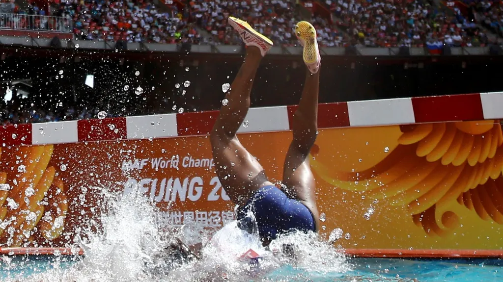 Steeplařka Rolanda Bellová z Panamy padá do vodního příkopu