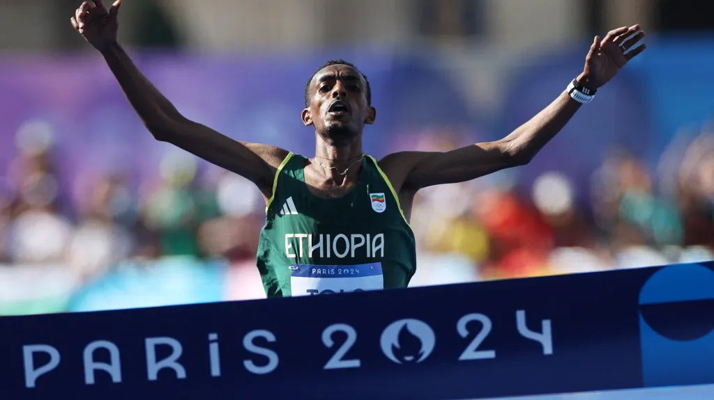 Tamirat Tola v cíli olympijského maratonu