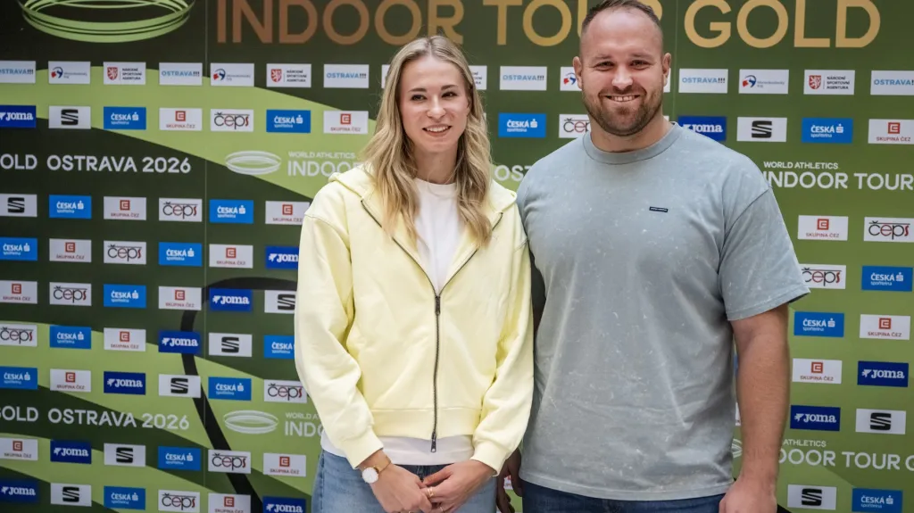 Tyčkařka Amálie Švábíková a koulař Tomáš Staněk při prezentaci Czech Indoor Gala