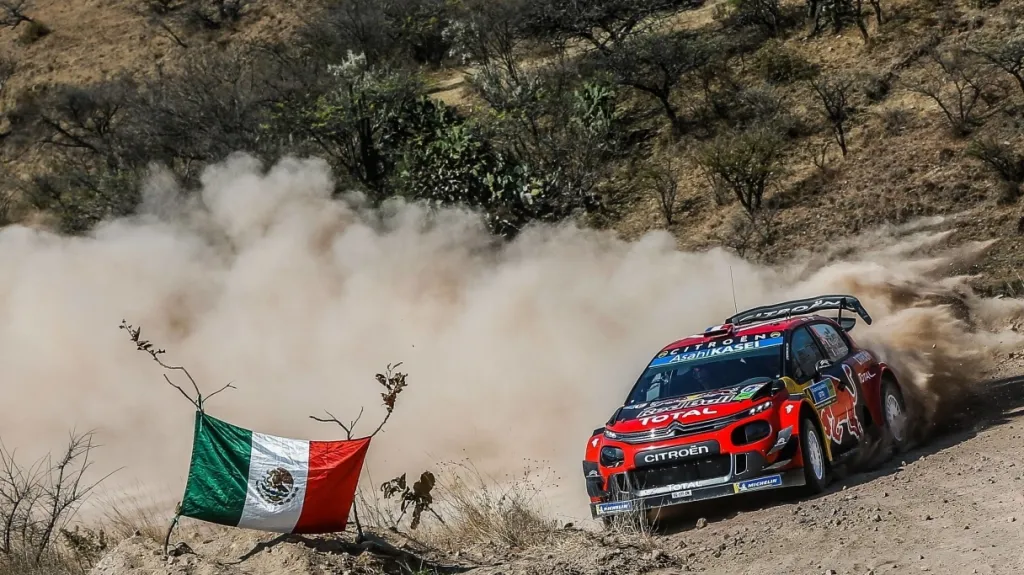 Sébastien Ogier se svým Citroënem na Mexické rallye