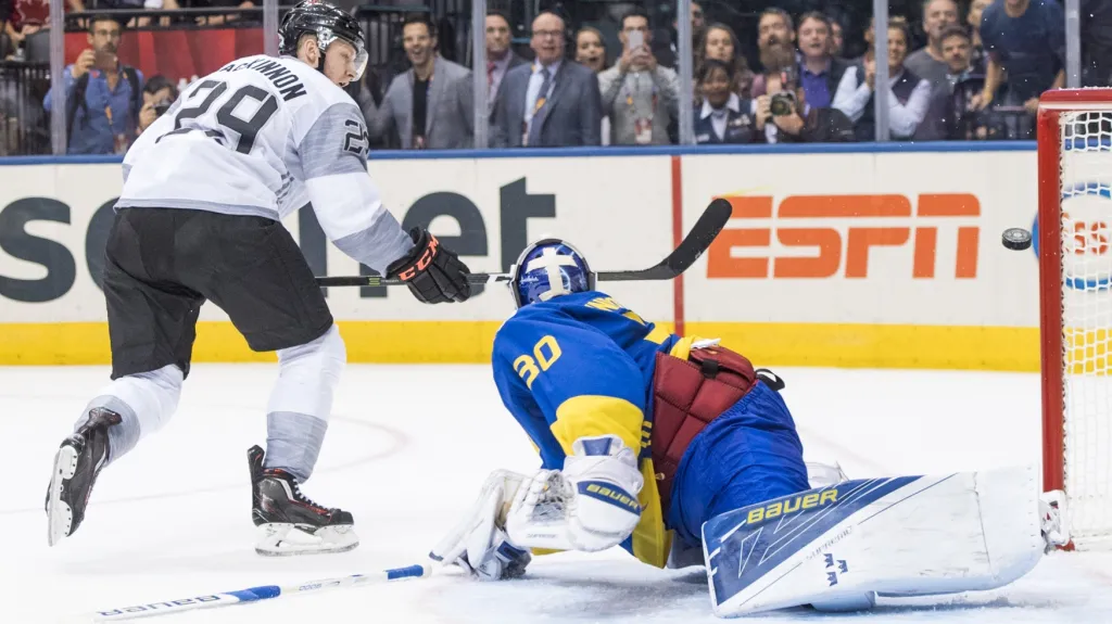 Nathan MacKinnon překonává v prodloužení Henrika Lundqvista