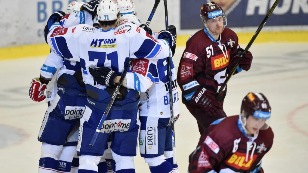 Radost hokejistů brněnské Komety v zápase proti pražské Spartě
