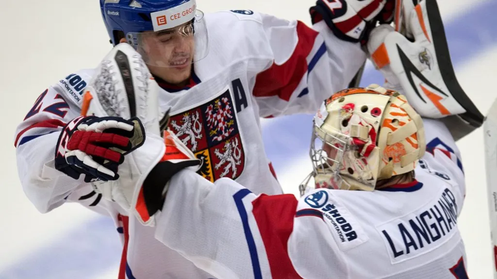 David Simon a brankář Marek Langhamer se radují z vítězství nad Kanadou 5:4 po nájezdech