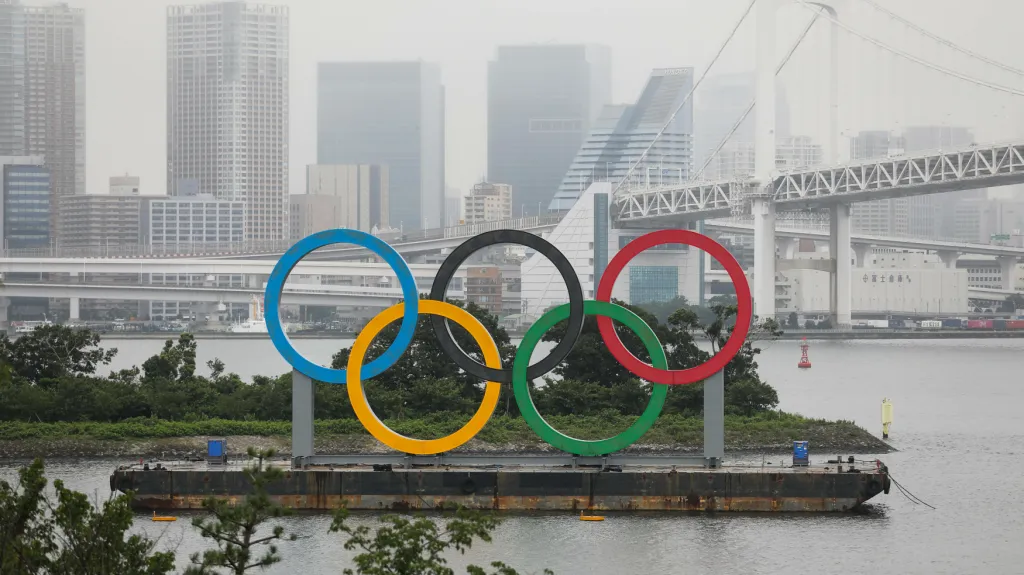 Osaměle vyhlížející olympijské kruhy v centru Tokia