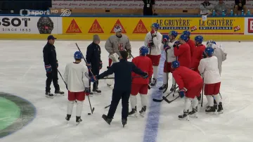 Hokejisté se před čtvrtfinále naladili na dobrovolném rozbruslení