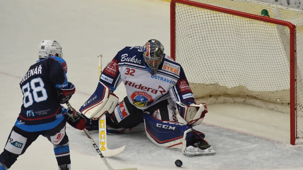 Brankář Patrik Bartošák z Vítkovic v utkání proti Chomutovu