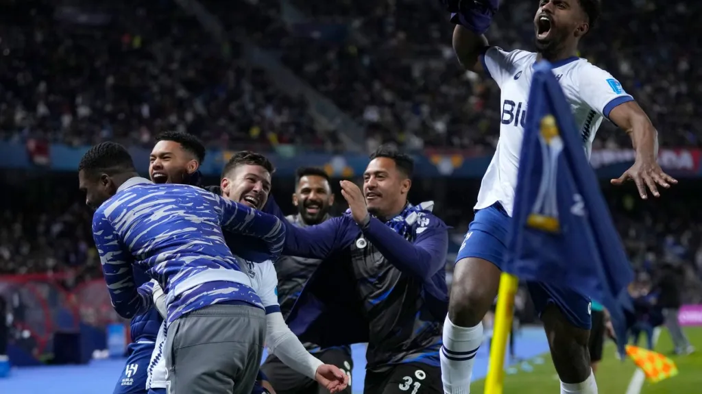 Fotbalisté Al-Hilálu se radují z gólu