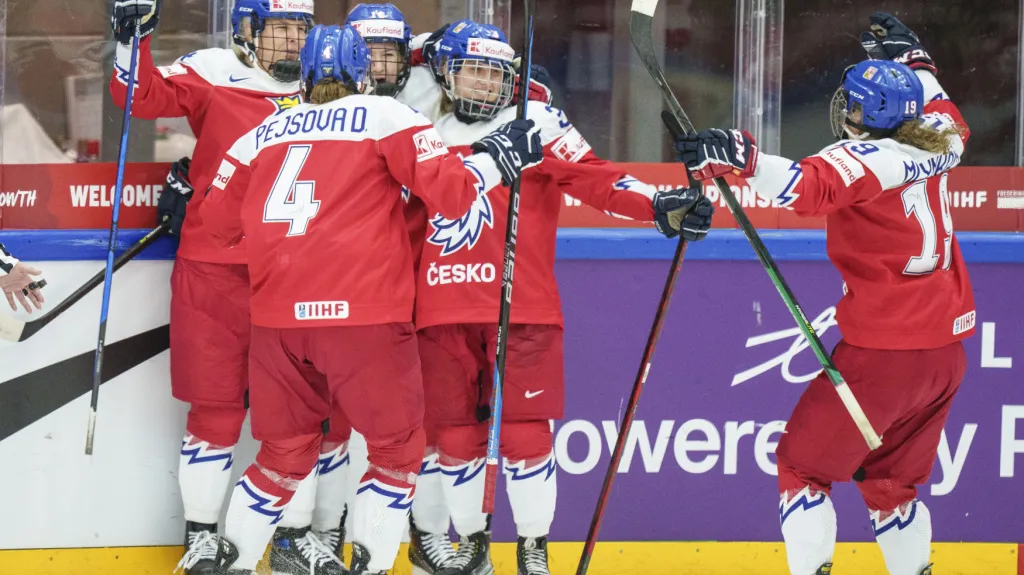 České hokejistky slaví gól