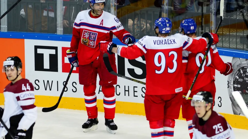 Jaromír Jágr se raduje s Jakubem Voráčkem a Martinem Eratem z gólu v síti Lotyšska