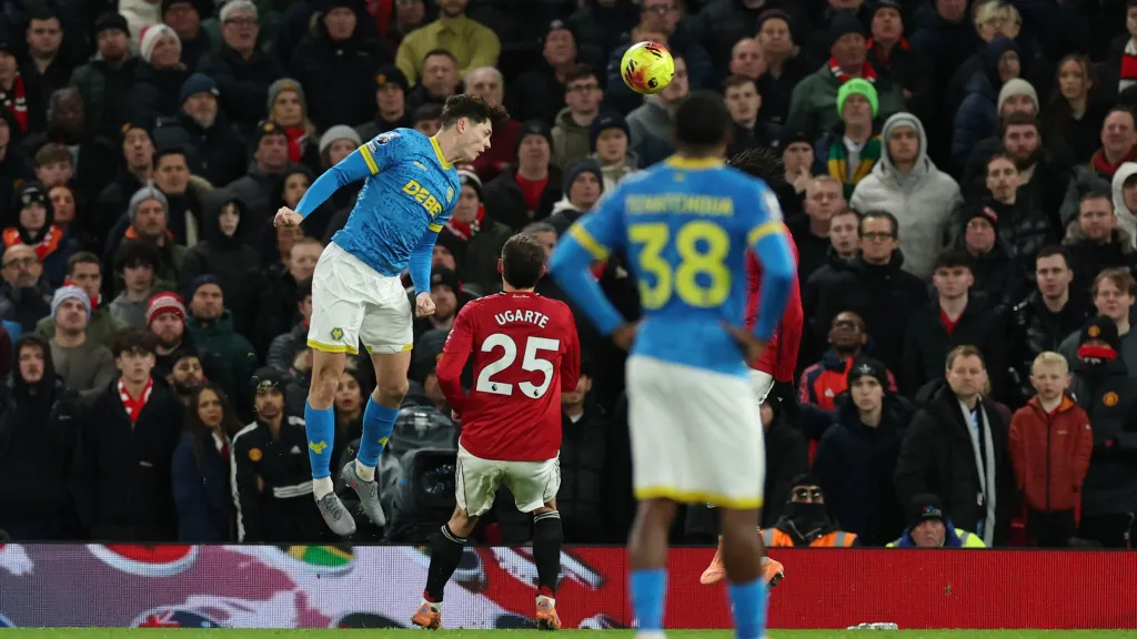 Ladislav Krejčí z Wolverhamptonu hlavičkou skóruje proti Manchesteru United