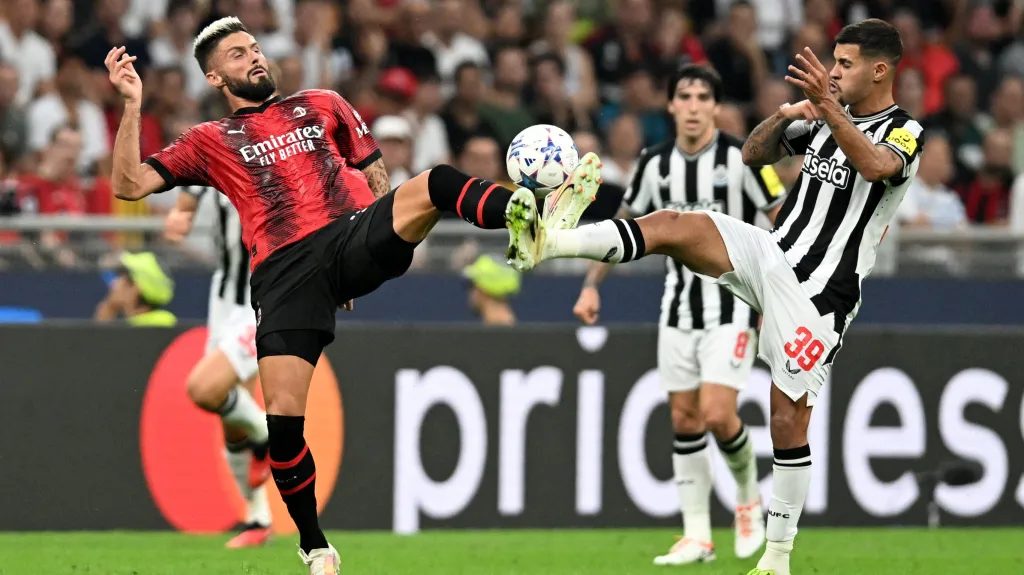 Olivier Giroud z AC Milán (vlevo) v souboji o míč s Brunem Guimaraesem