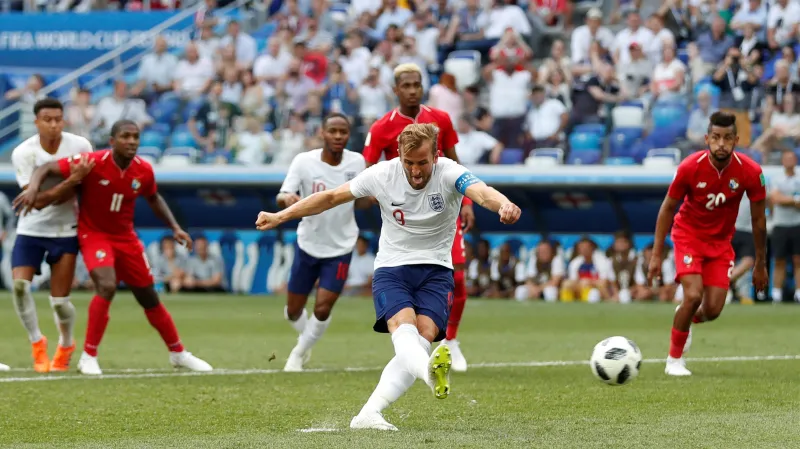 Angličan Harry Kane proměňuje penaltu v duelu s Panamou