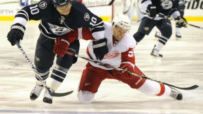 Martin Erat se probíjí obranou Detroitu