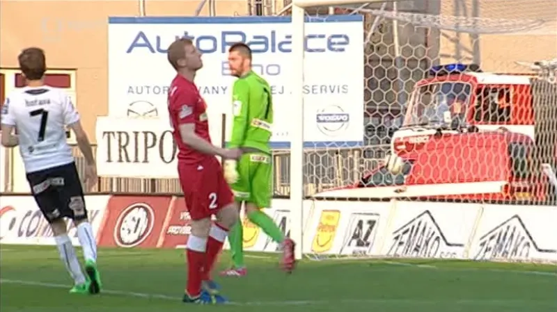 Šisler poslal jedovatou střelu z první vedle levé tyče (3. min.)