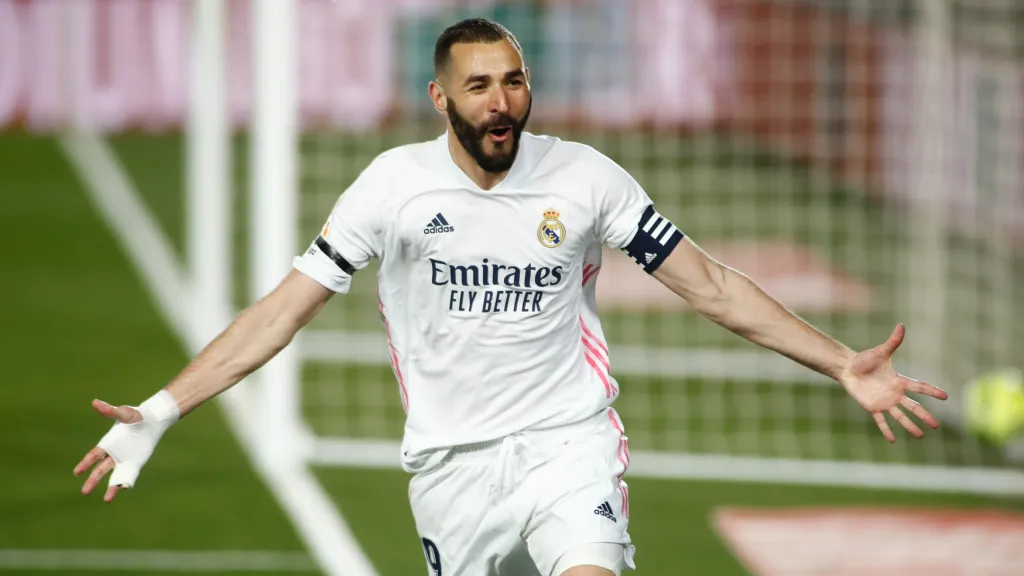 Karim Benzema slaví první branku v duelu s Barcelonou
