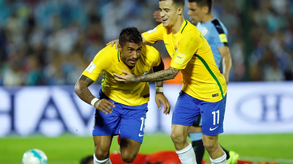 Paulinho (vlevo) slaví jednu ze svých branek do sítě Uruguaye