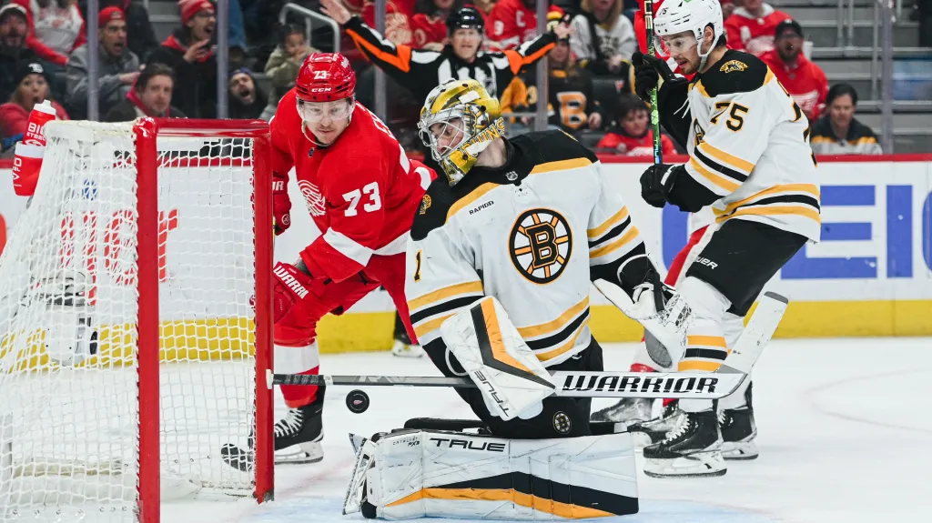 Brankář Jeremy Swayman z Bostonu čelí šanci Detroitu