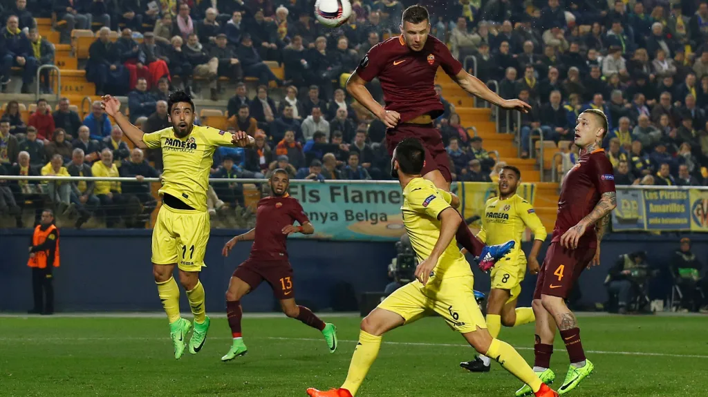 Edin Džeko střílí jeden ze svých gólů do sítě Villarrealu