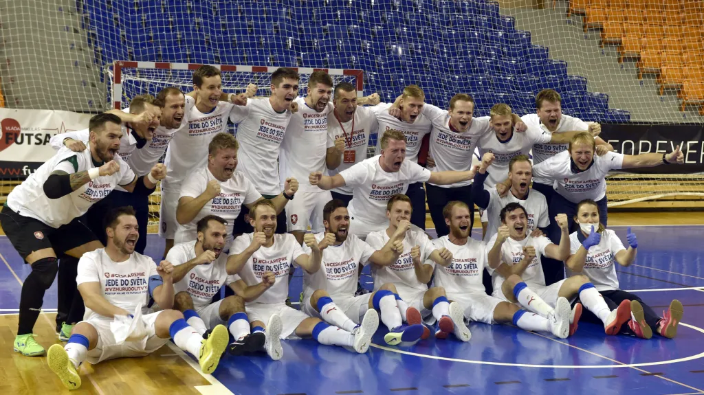 Slavící futsalisté Česka po postupu na MS