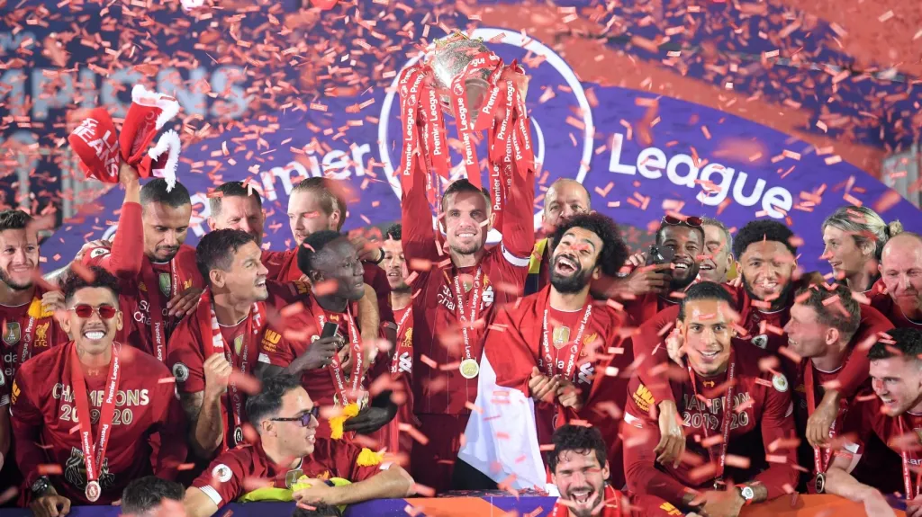 Fotbalisté Liverpoolu s trofejí pro šampiona Premier League