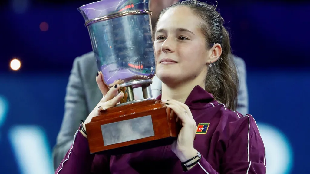 Darja Kasatkinová s vítěznou trofejí