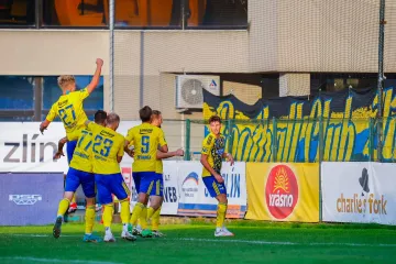 Fotbalisté Zlína se radují z gólu ve druhé lize