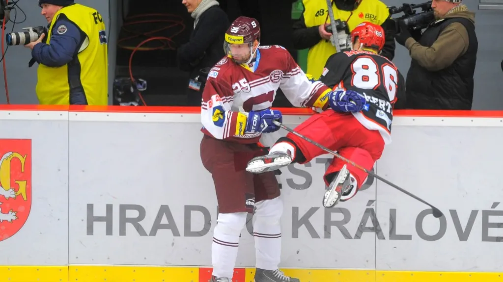 Jan Hlaváč (vlevo) v utkání Hradec Králové - Sparta