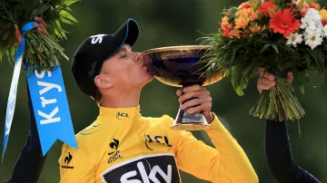 Chris Froome s trofejí pro vítěze Tour de France
