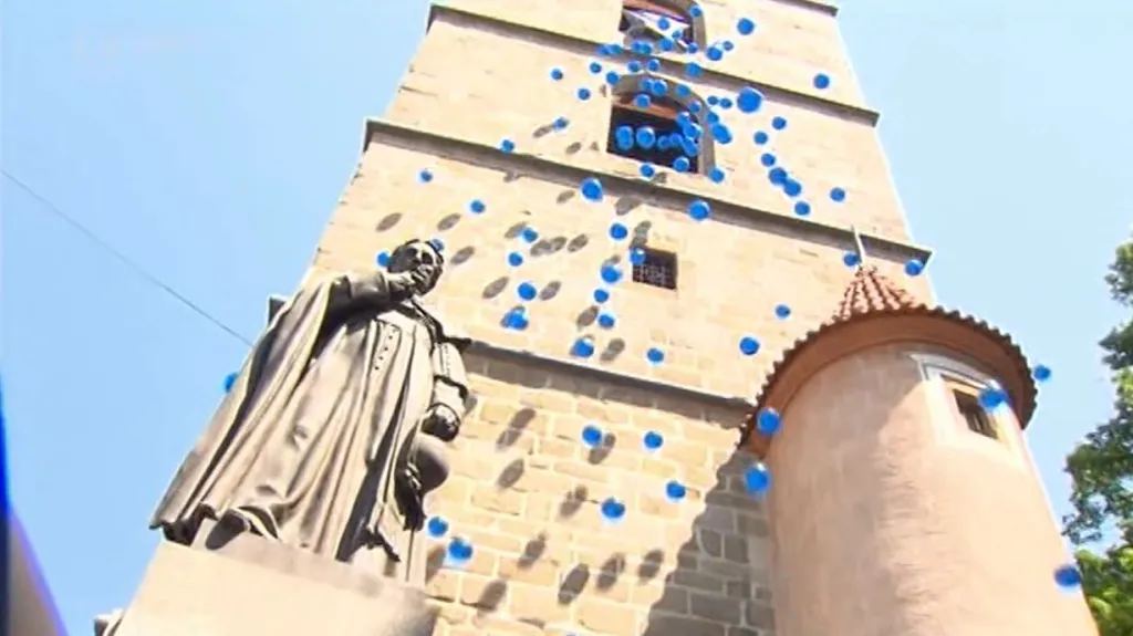 Z českobudějovické Černé věže padaly plážové míče