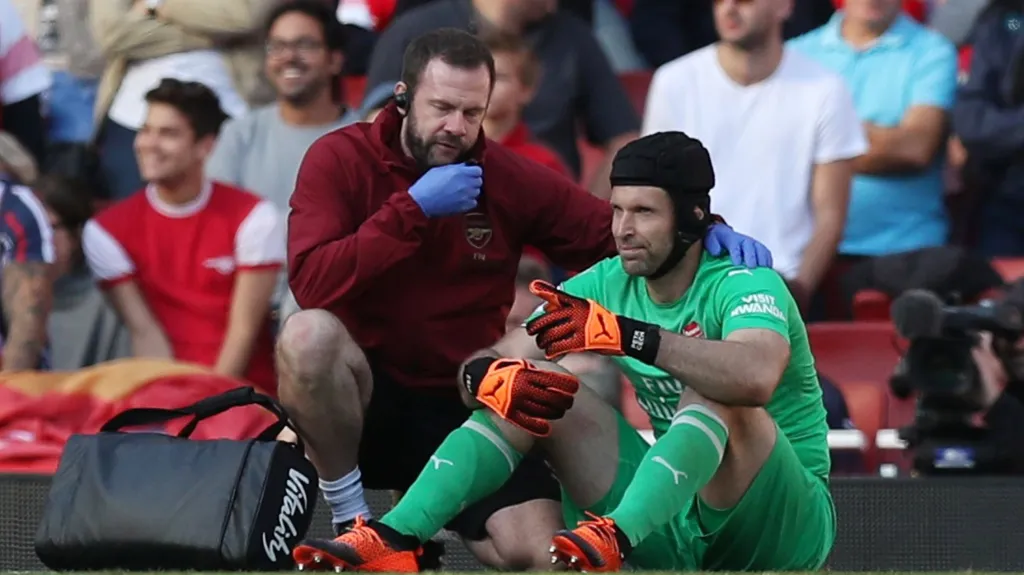 Zraněný brankář Petr Čech z Arsenalu