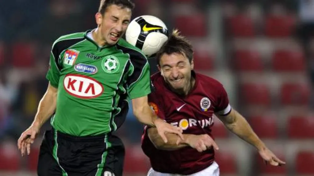 Hráči Sparty a Příbrami bojují o míč