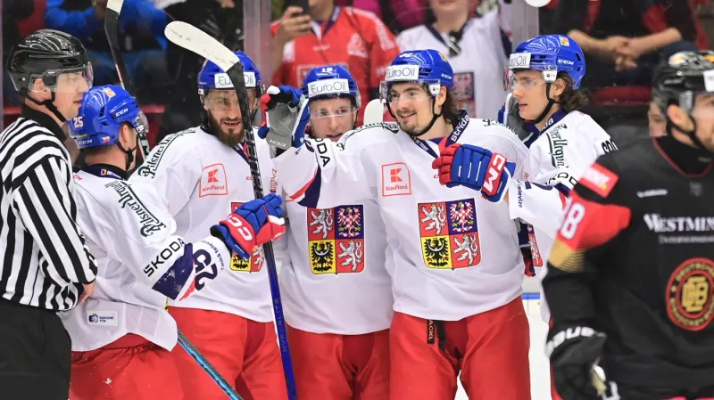 Čeští hokejisté oslavují vstřelenou branku