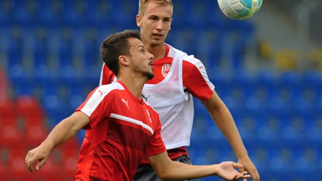 Jakub Hromada v souboji se spoluhráčem Janem Baránkem