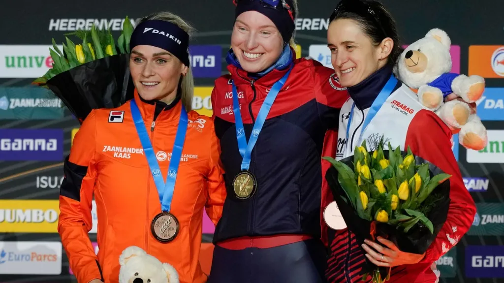 Martina Sáblíková (vpravo) na stupních vítězů po závodě na 3 km
