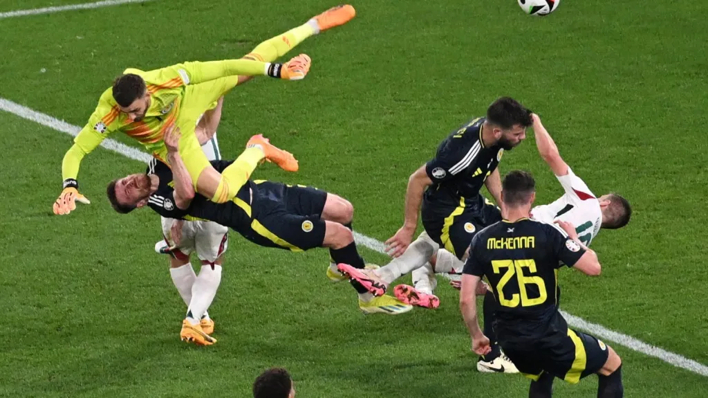 Srážka Barnabáse Vargy se dvěma skotskými hráči