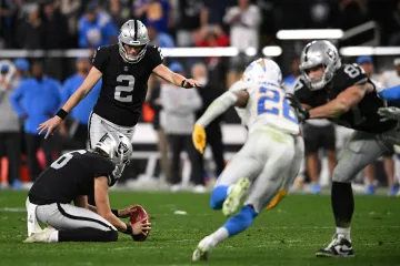 Daniel Carlson posílá Raiders do play-off