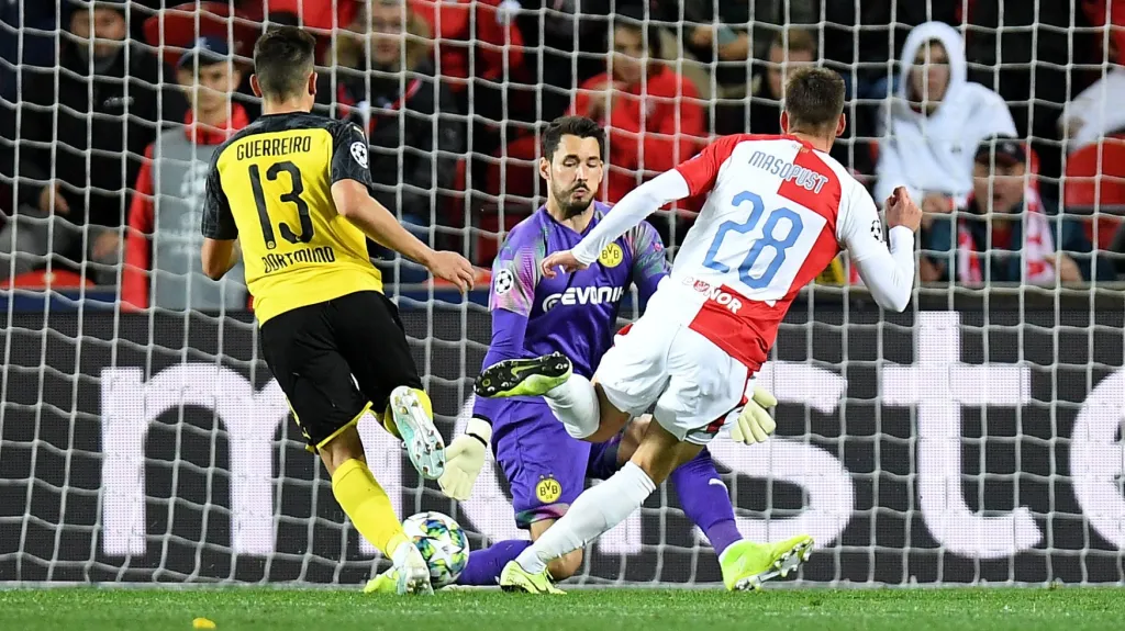 Lukáš Masopust ze Slavie střílí na branku Romana Bürkiho z Dortmundu