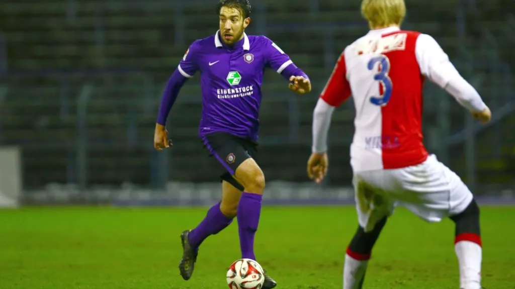 Slávista Tomáš Mičola (vpravo) v přípravném utkání