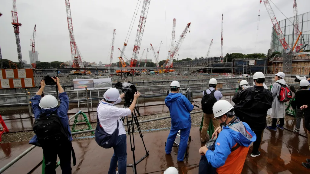 Na olympijském stadionu v Tokiu se začínají stavět tribuny